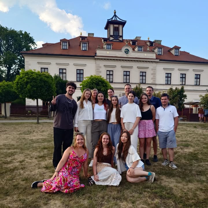 JEDNO VELKÉ DÍKY! 💙

Baroko na Bylinkovém panství Rochlov 2026 je za námi. Festival neděláme poprvé,