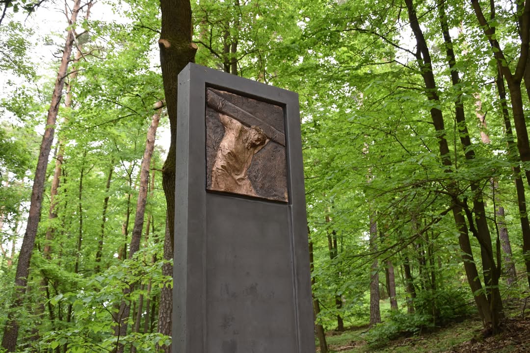 Dnes se potkáme na Letní slavnost na Křížovém vrchu: Slavnostní otevření křížové cesty ✝️

Moc se tě